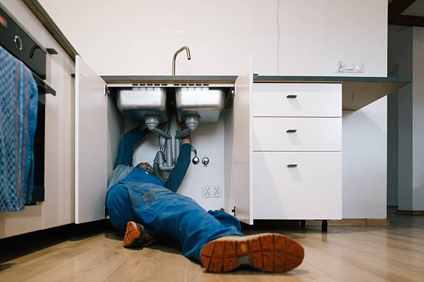 Professional Emergency Plumber technician working in Ferndale, CA